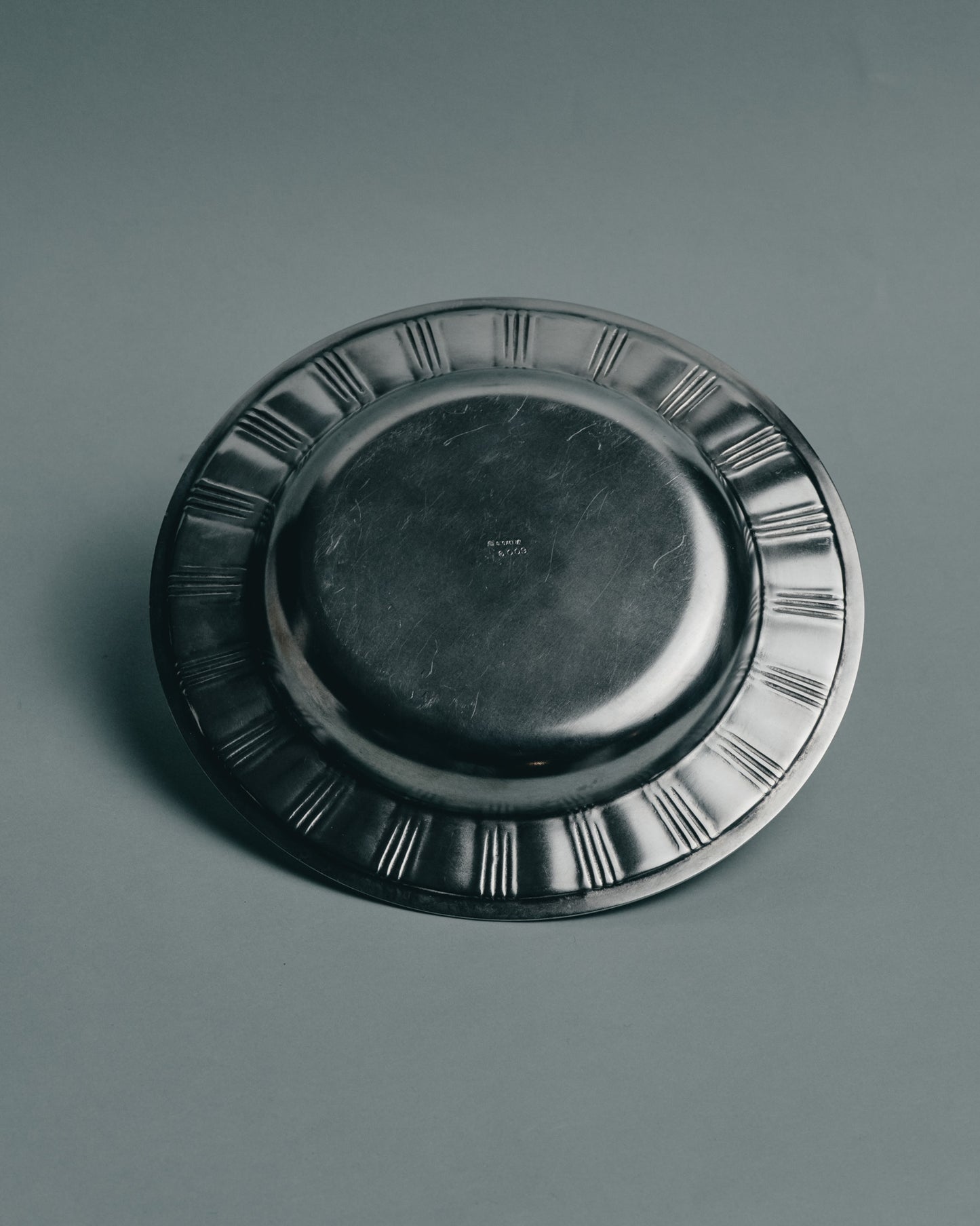 ASSIETTE À PÂTÉ EN MÉTAL ARGENTÉ POUR PETIT ET MOYEN CHIEN / CHAT, 1930s