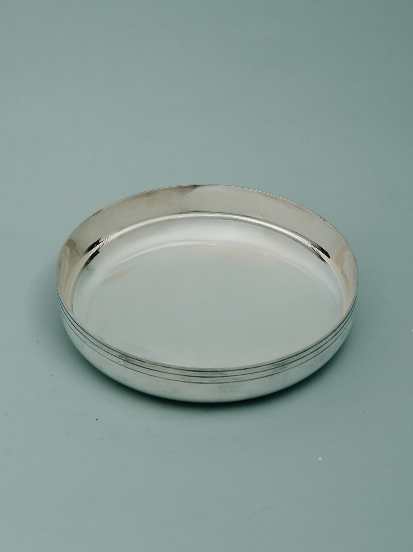 ASSIETTE A PATÉE POUR MOYEN CHIEN EN MÉTAL ARGENTÉ, 1960s
