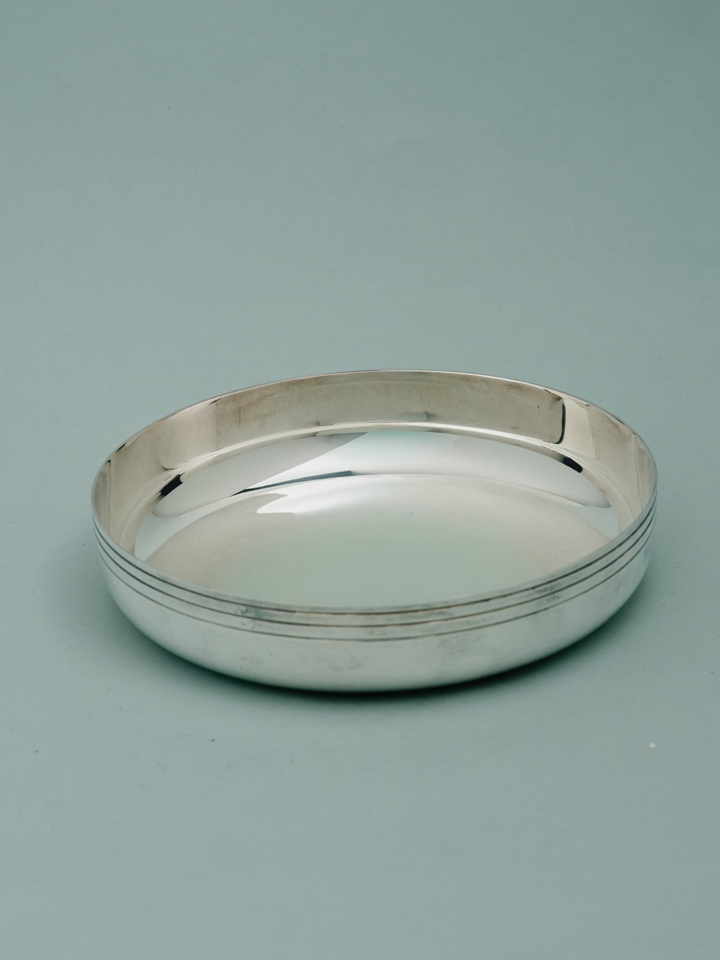 ASSIETTE A PATÉE POUR MOYEN CHIEN EN MÉTAL ARGENTÉ, 1960s