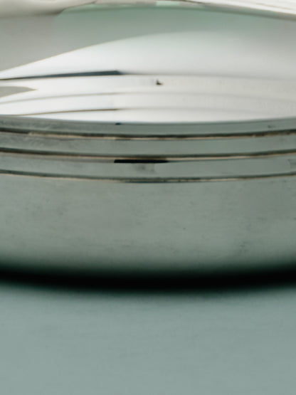 ASSIETTE A PATÉE POUR MOYEN CHIEN EN MÉTAL ARGENTÉ, 1960s