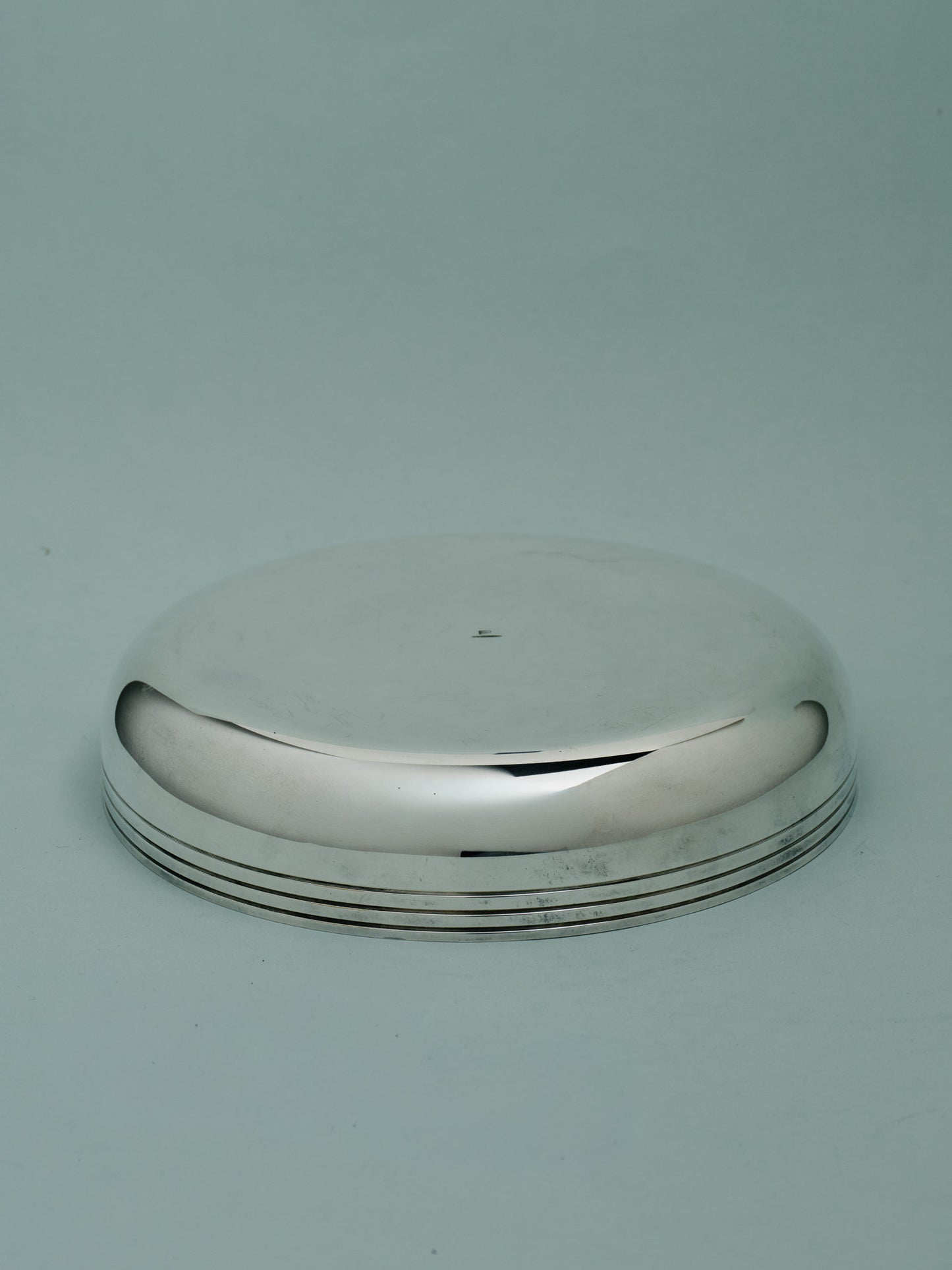 ASSIETTE A PATÉE POUR MOYEN CHIEN EN MÉTAL ARGENTÉ, 1960s
