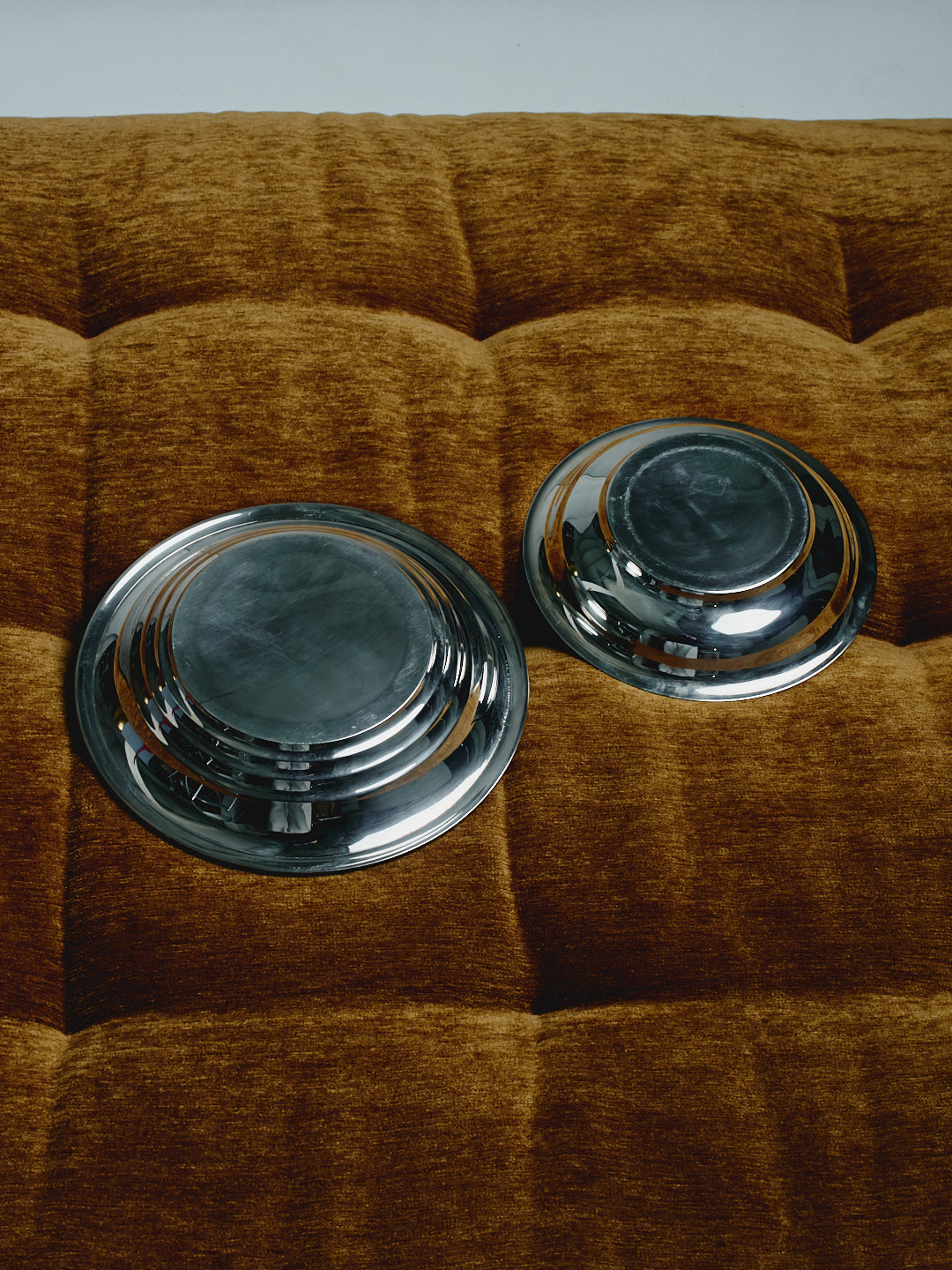 PAIRE DE COUPELLES À CROQUETTES EN MÉTAL ARGENTÉ GRAND ET MOYEN CHIEN, 1970s