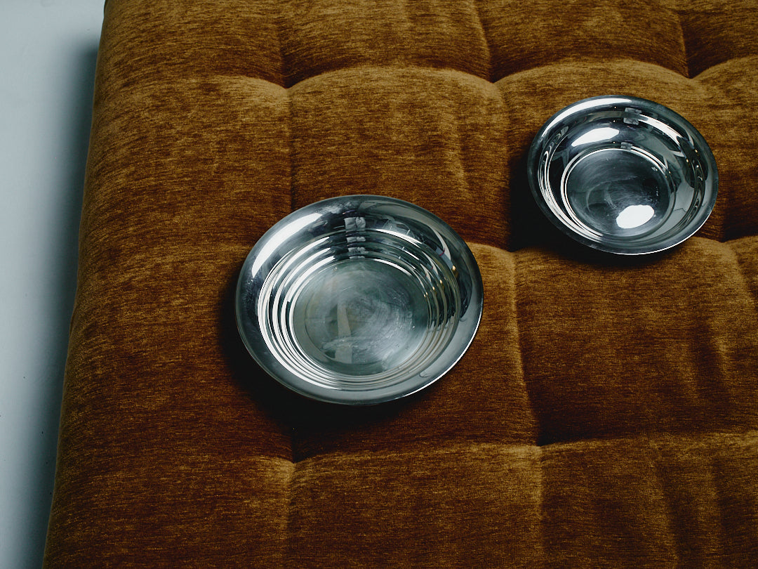 PAIRE DE COUPELLES À CROQUETTES EN MÉTAL ARGENTÉ GRAND ET MOYEN CHIEN, 1970s