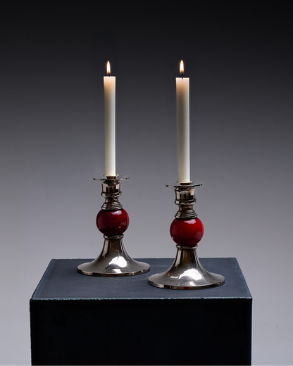 PAIRE DE BOUGEOIRS EN MÉTAL ET BOIS, 1970s