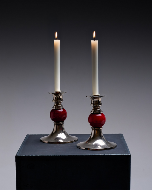 PAIRE DE BOUGEOIRS EN MÉTAL ET BOIS, 1970s