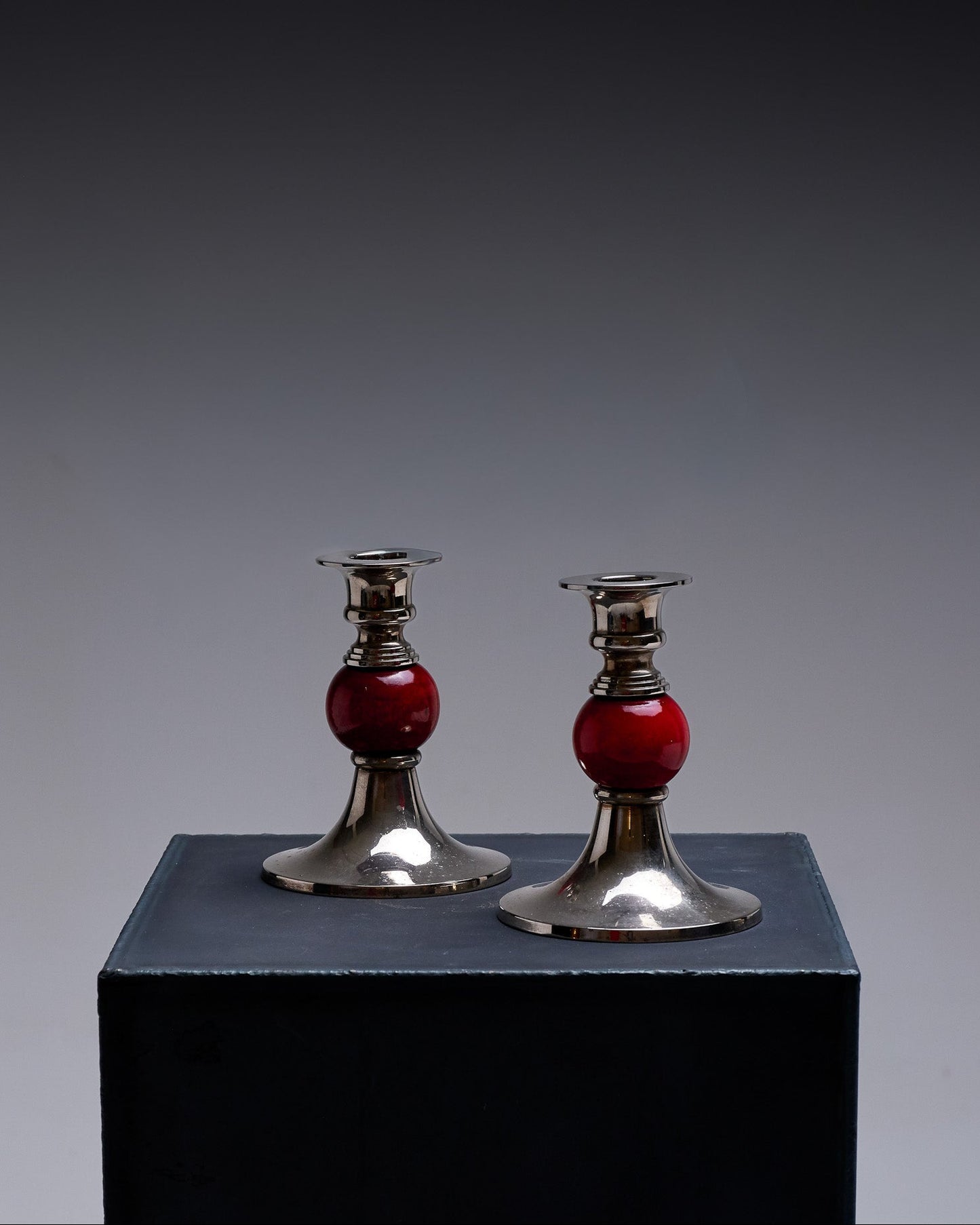 PAIRE DE BOUGEOIRS EN MÉTAL ET BOIS, 1970s