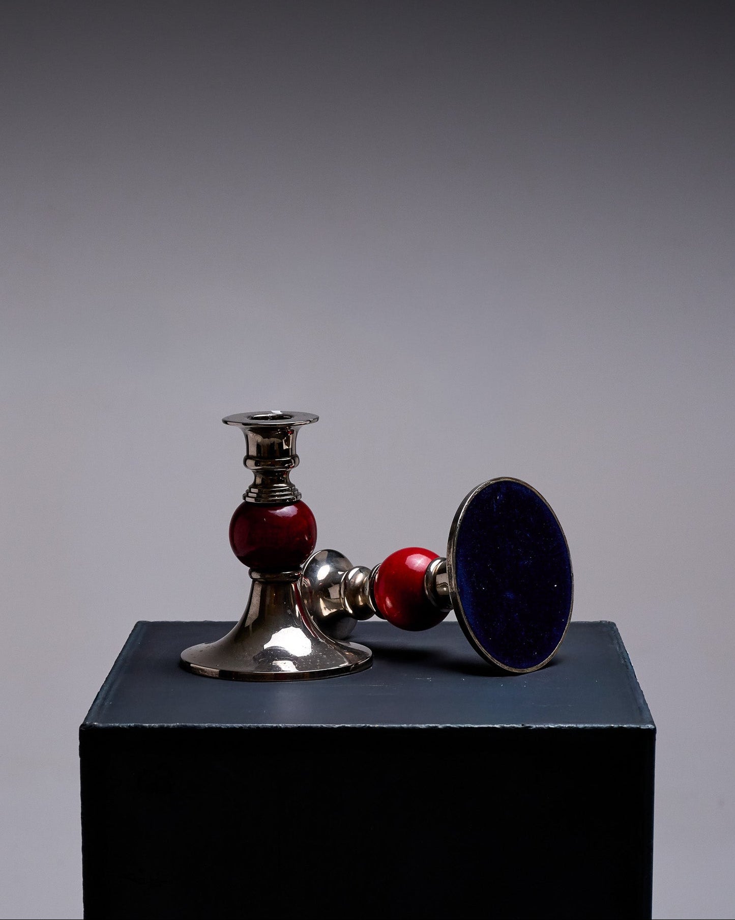 PAIRE DE BOUGEOIRS EN MÉTAL ET BOIS, 1970s