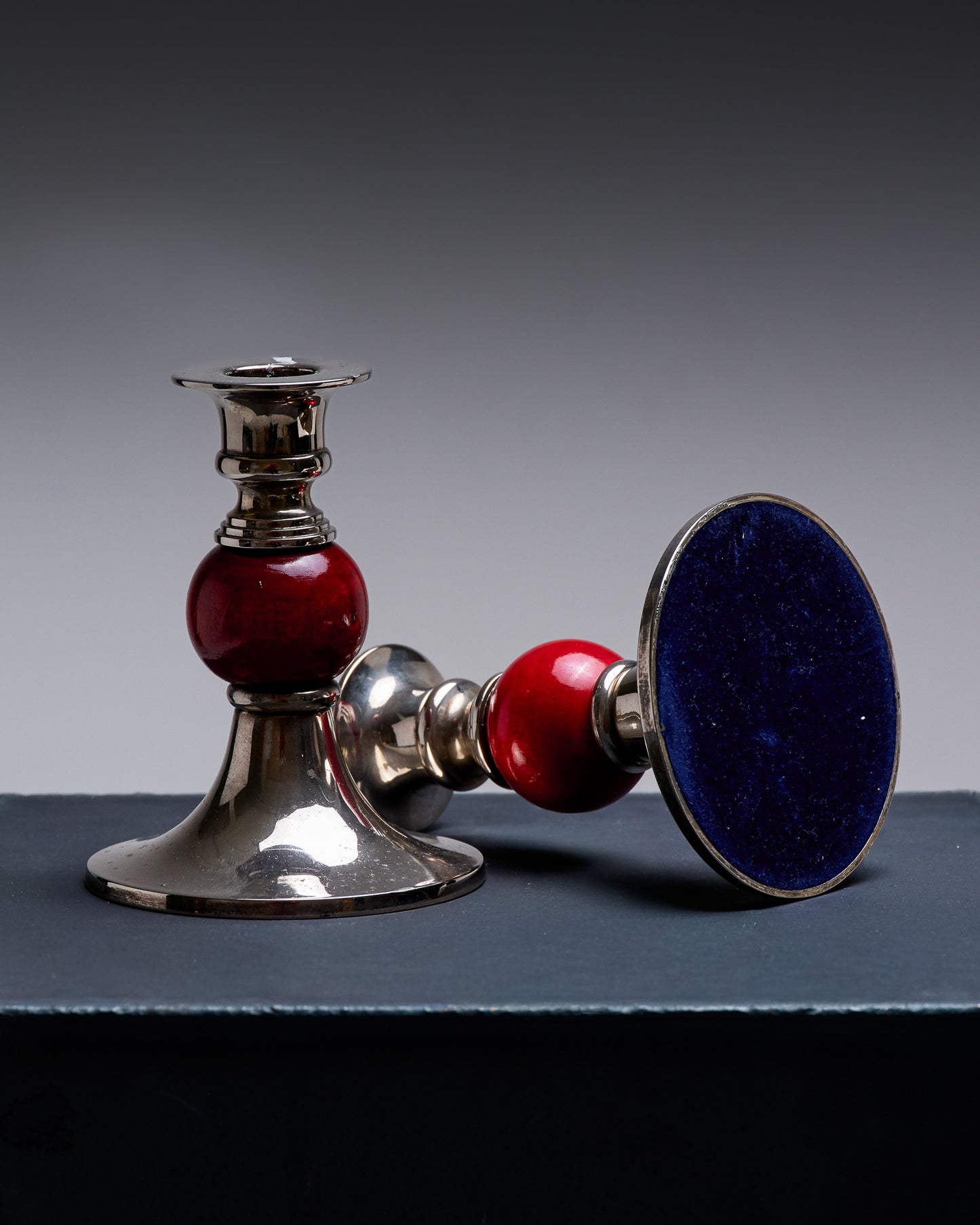 PAIRE DE BOUGEOIRS EN MÉTAL ET BOIS, 1970s