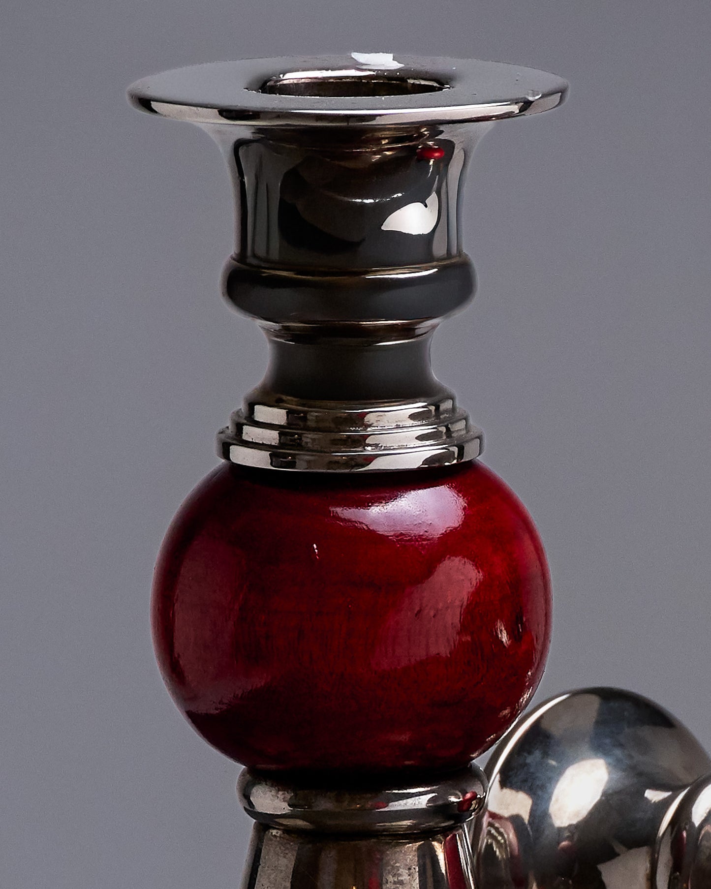 PAIRE DE BOUGEOIRS EN MÉTAL ET BOIS, 1970s