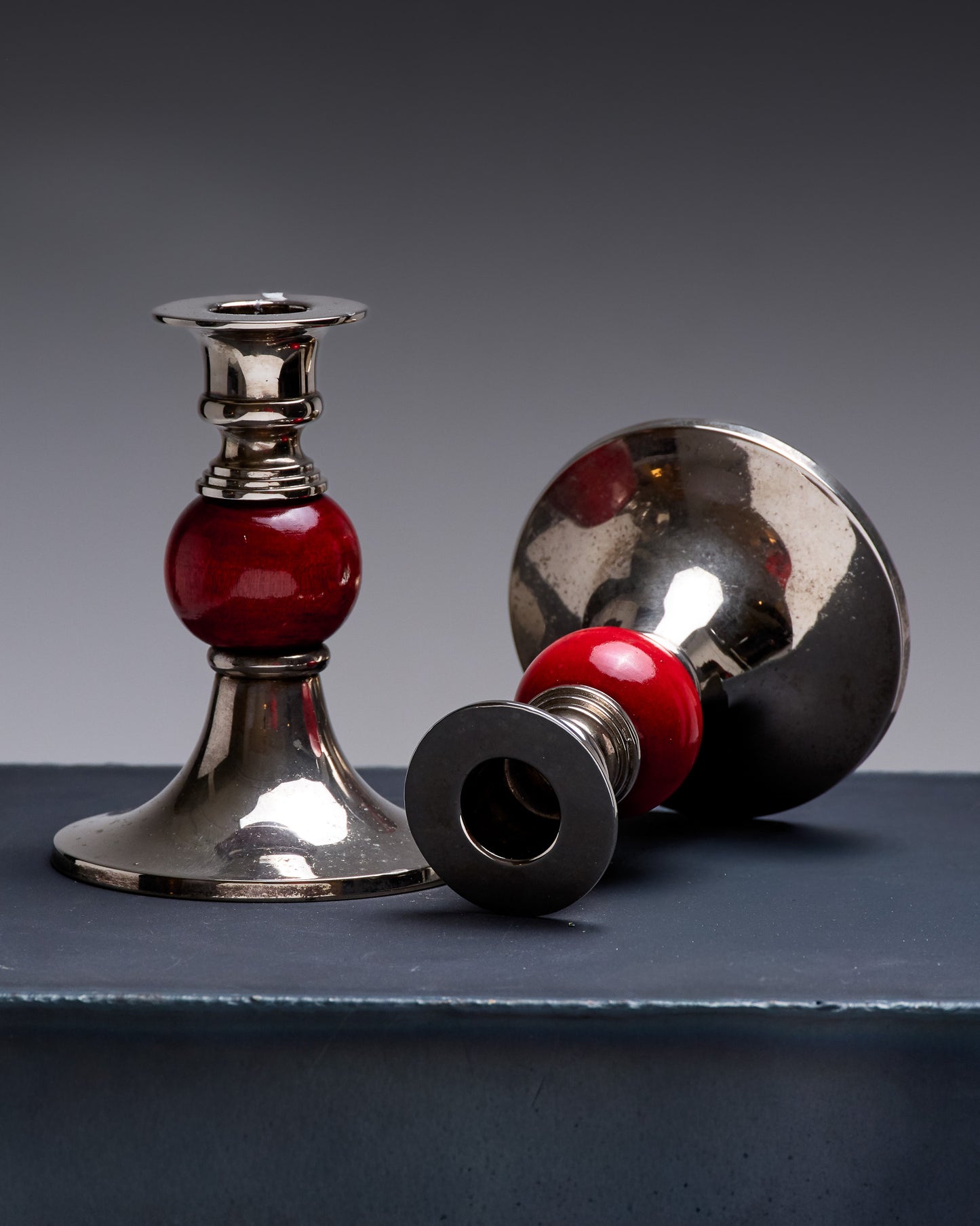 PAIRE DE BOUGEOIRS EN MÉTAL ET BOIS, 1970s