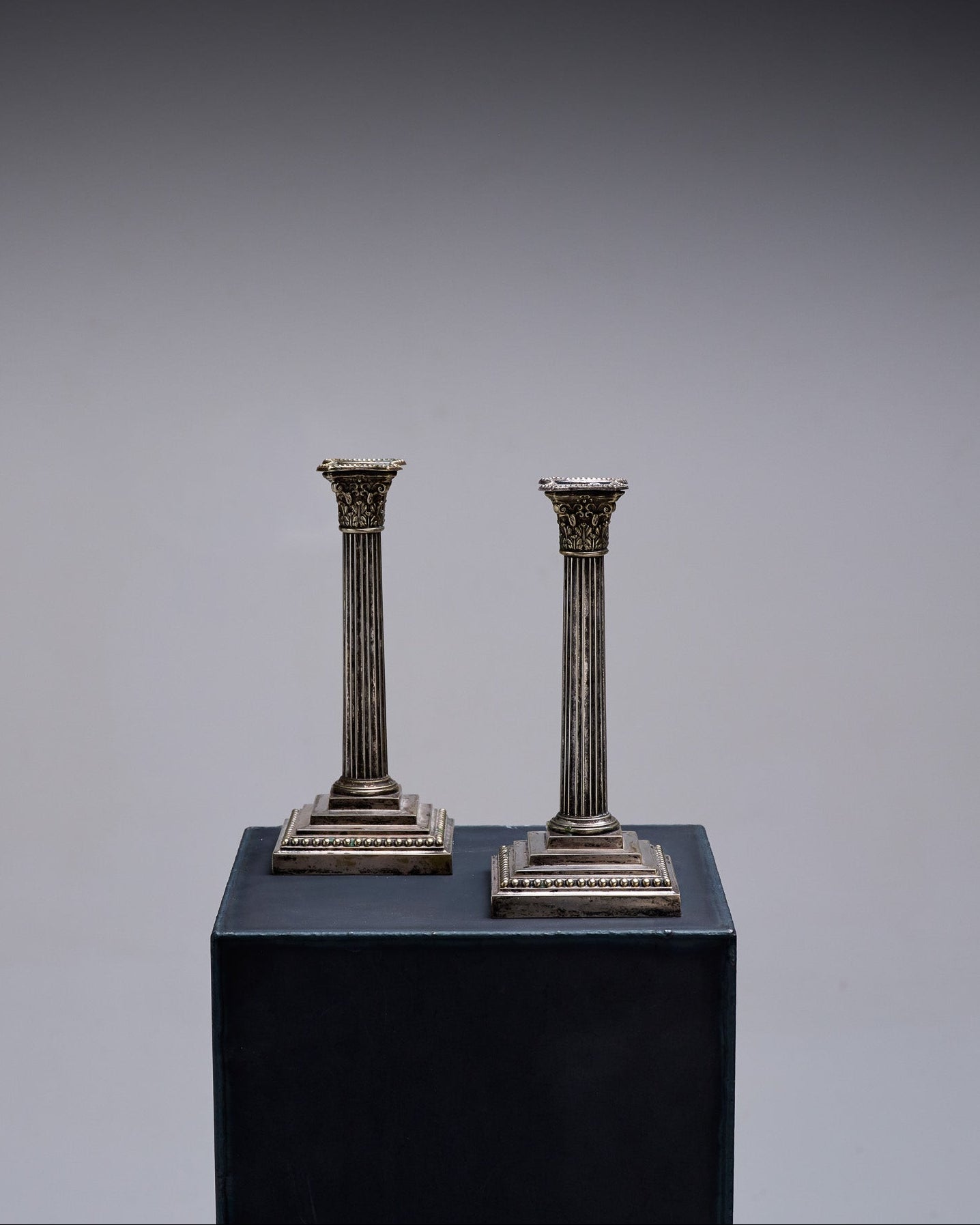 PAIRE DE BOUGEOIRS COLONNES EN MÉTAL ARGENTÉ, 1950s