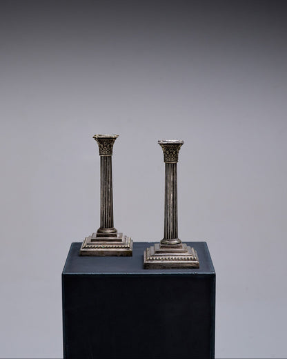 PAIRE DE BOUGEOIRS COLONNES EN MÉTAL ARGENTÉ, 1950s
