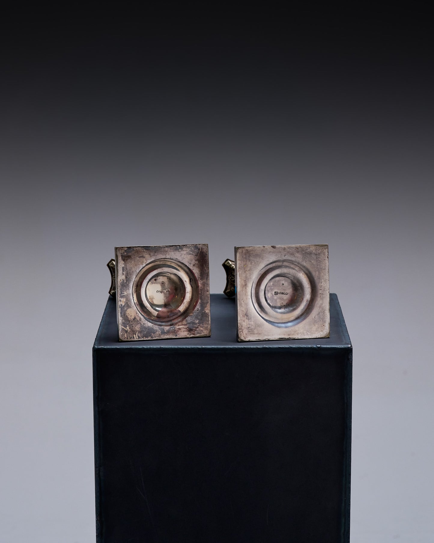 PAIRE DE BOUGEOIRS COLONNES EN MÉTAL ARGENTÉ, 1950s