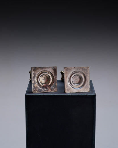 PAIRE DE BOUGEOIRS COLONNES EN MÉTAL ARGENTÉ, 1950s