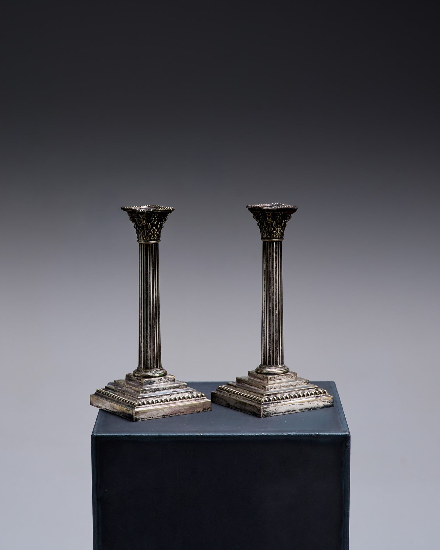 PAIRE DE BOUGEOIRS COLONNES EN MÉTAL ARGENTÉ, 1950s