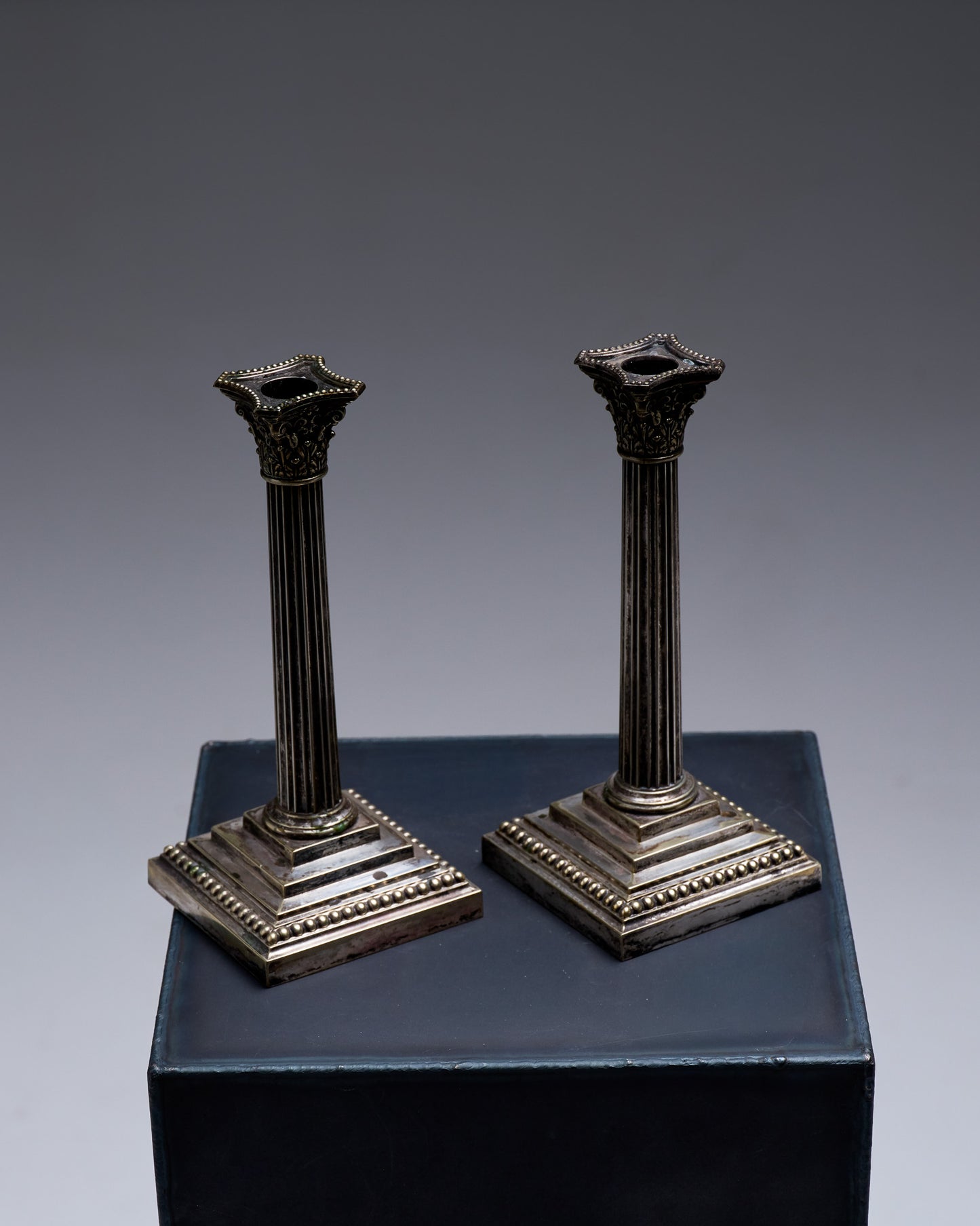 PAIRE DE BOUGEOIRS COLONNES EN MÉTAL ARGENTÉ, 1950s