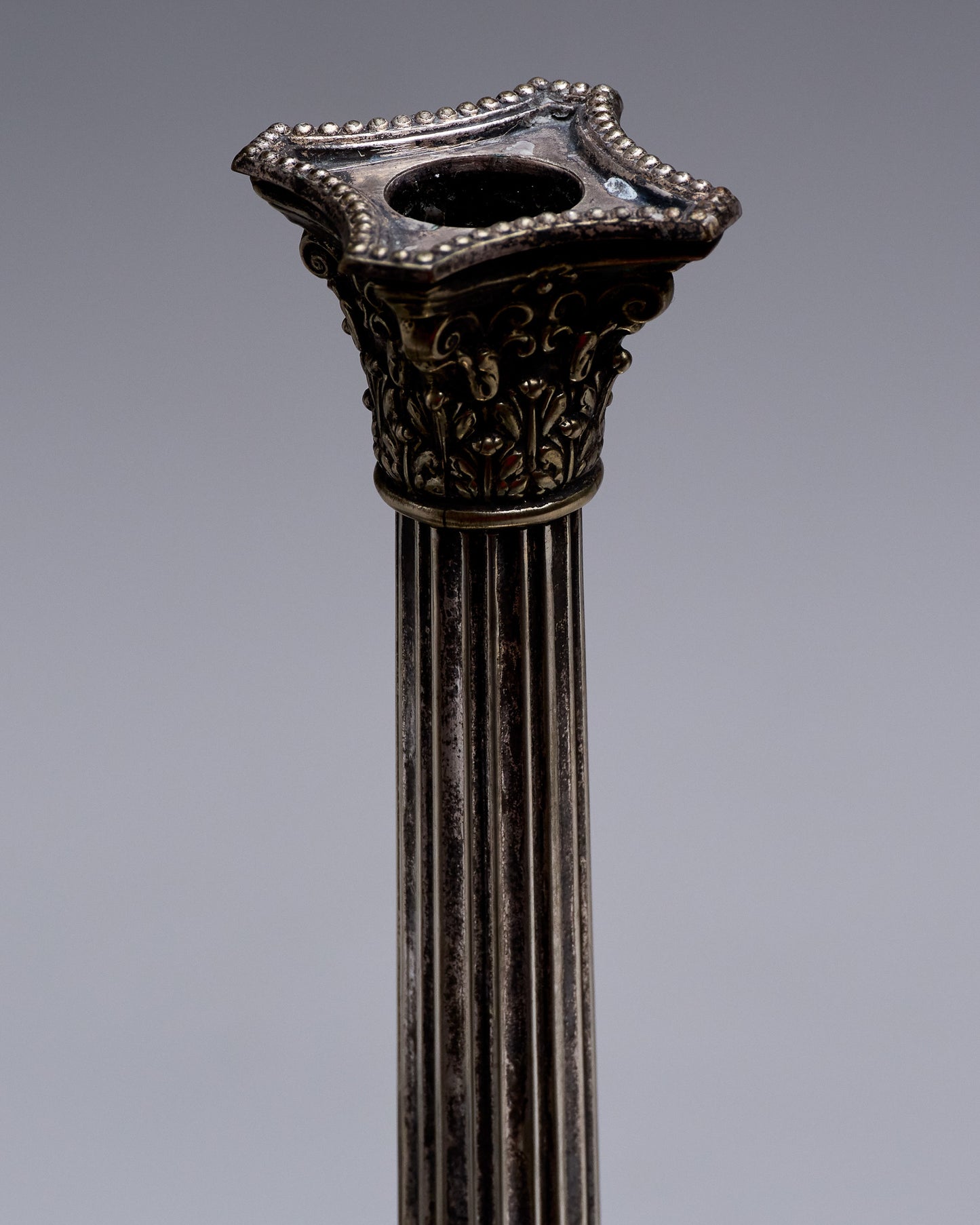 PAIRE DE BOUGEOIRS COLONNES EN MÉTAL ARGENTÉ, 1950s