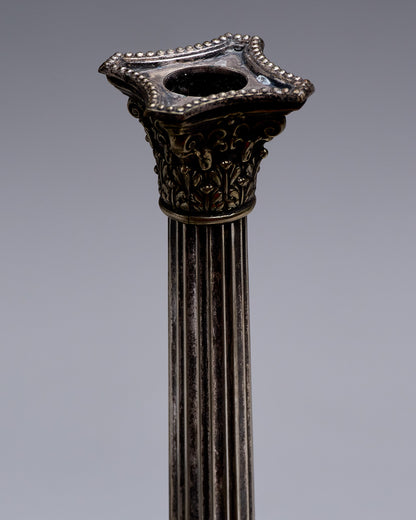 PAIRE DE BOUGEOIRS COLONNES EN MÉTAL ARGENTÉ, 1950s