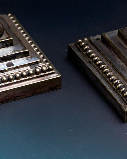 PAIRE DE BOUGEOIRS COLONNES EN MÉTAL ARGENTÉ, 1950s