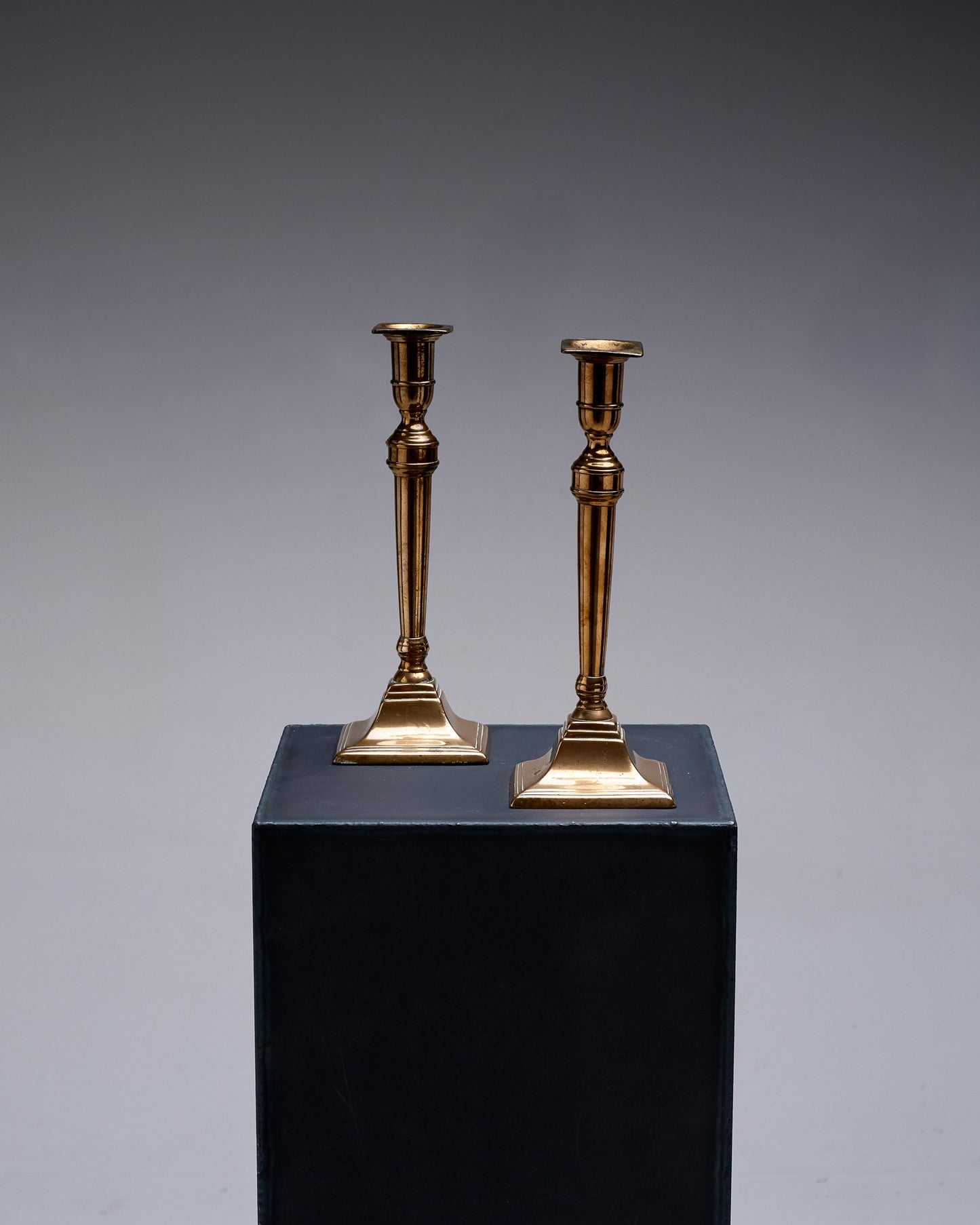 PAIRE DE BOUGEOIRS COLONNES EN MÉTAL DORÉ, 1970s