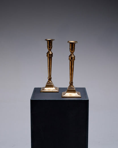 PAIRE DE BOUGEOIRS COLONNES EN MÉTAL DORÉ, 1970s