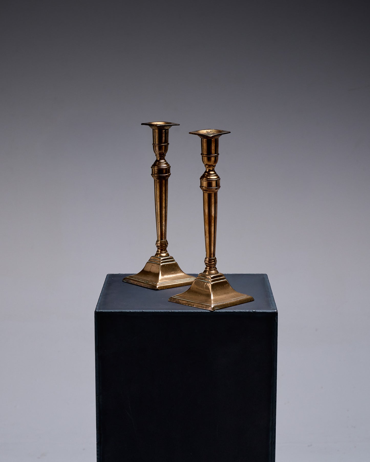 PAIRE DE BOUGEOIRS COLONNES EN MÉTAL DORÉ, 1970s