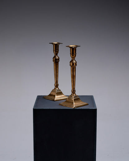 PAIRE DE BOUGEOIRS COLONNES EN MÉTAL DORÉ, 1970s