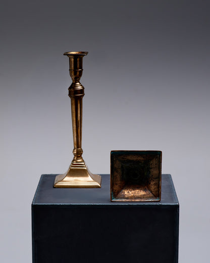 PAIRE DE BOUGEOIRS COLONNES EN MÉTAL DORÉ, 1970s