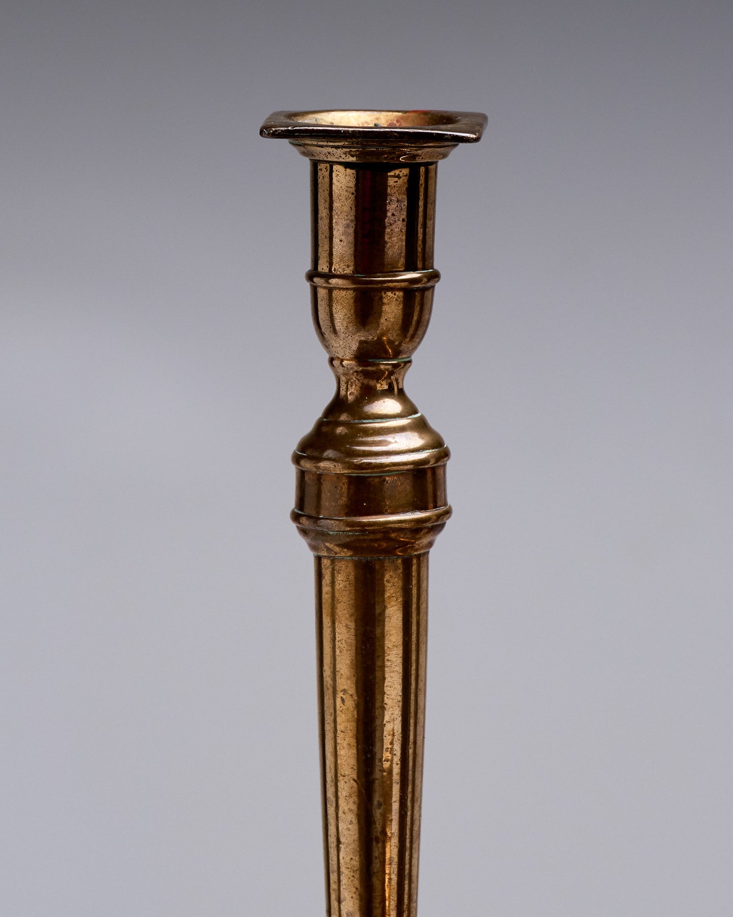 PAIRE DE BOUGEOIRS COLONNES EN MÉTAL DORÉ, 1970s