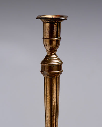 PAIRE DE BOUGEOIRS COLONNES EN MÉTAL DORÉ, 1970s