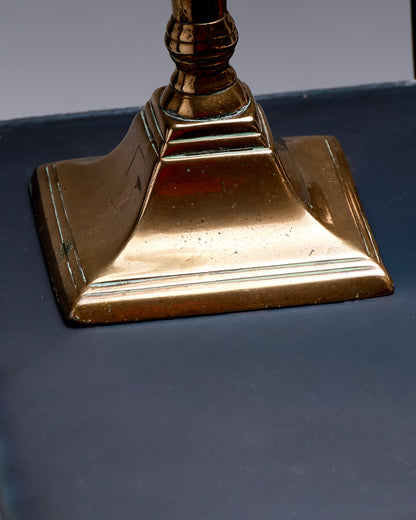 PAIRE DE BOUGEOIRS COLONNES EN MÉTAL DORÉ, 1970s