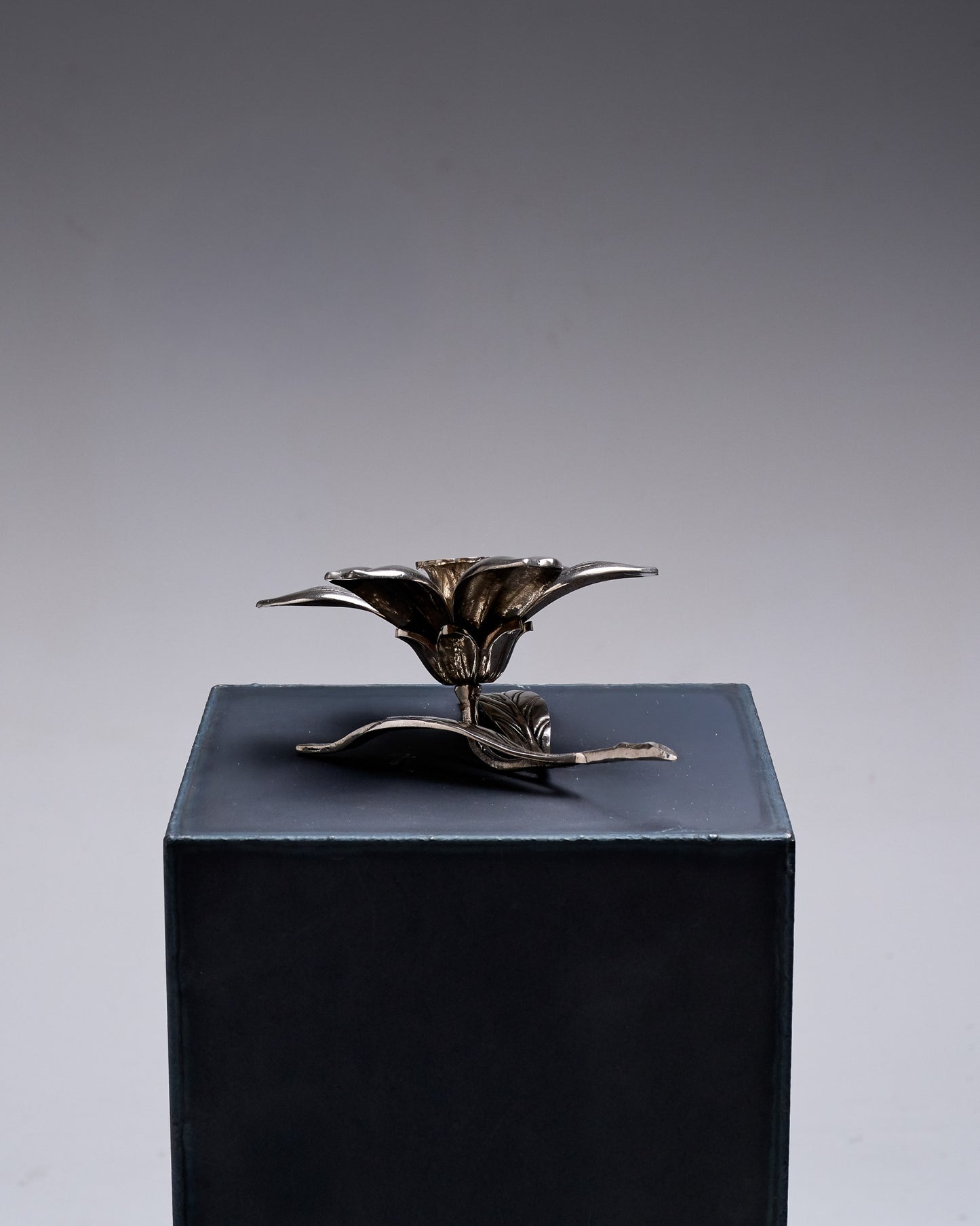 BOUGEOIR / CENDRIER FLORAL EN MÉTAL ARGENTÉ, 1970s