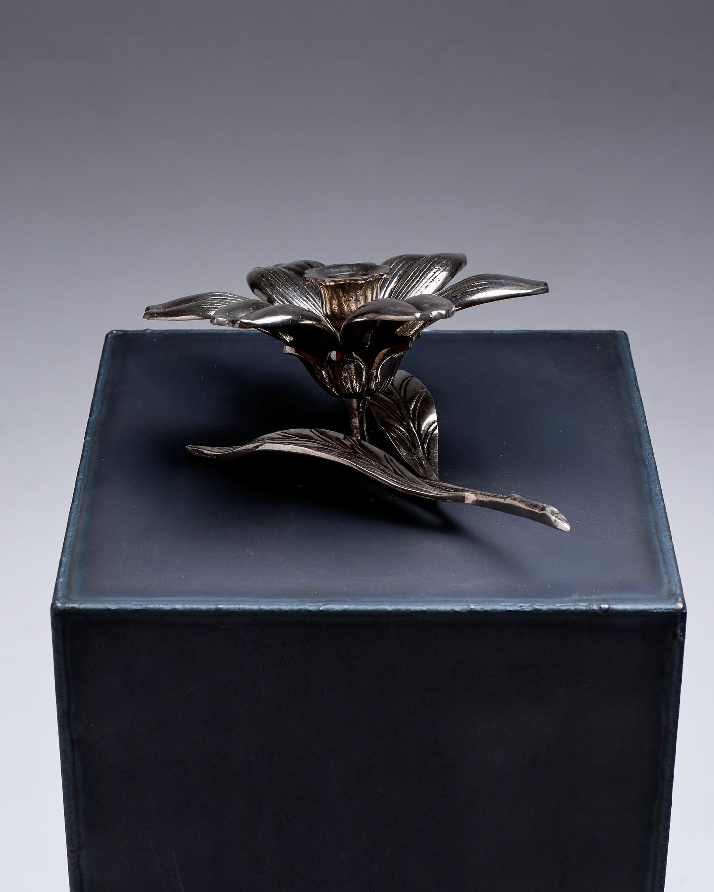 BOUGEOIR / CENDRIER FLORAL EN MÉTAL ARGENTÉ, 1970s