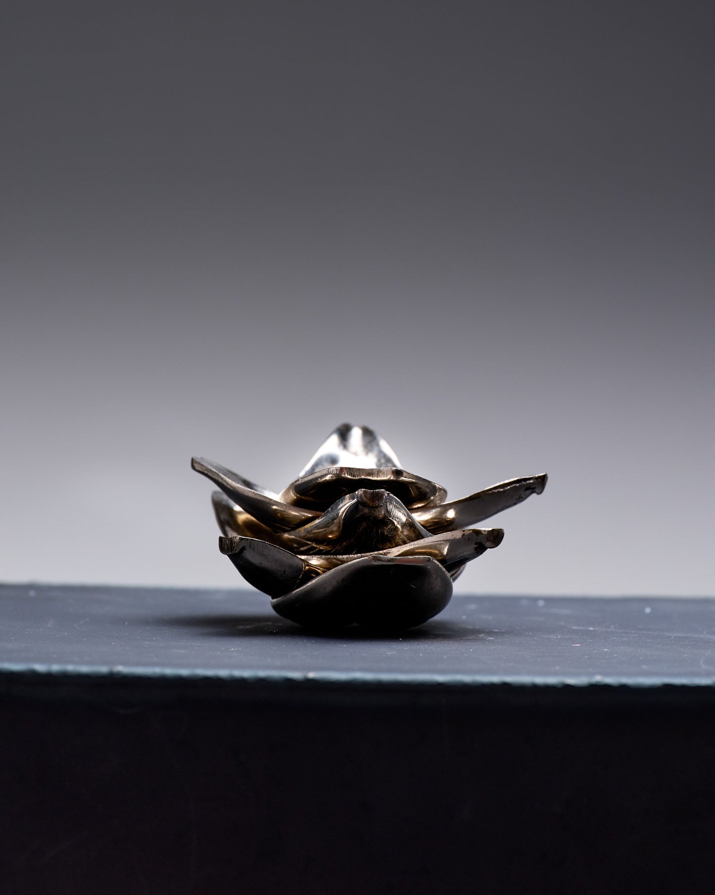 BOUGEOIR / CENDRIER FLORAL EN MÉTAL ARGENTÉ, 1970s