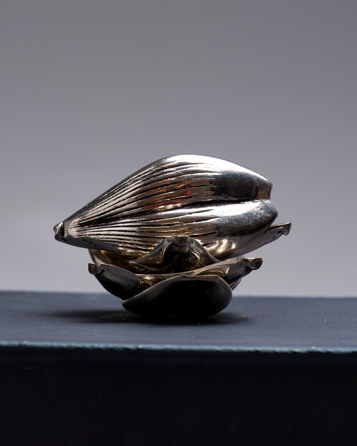 BOUGEOIR / CENDRIER FLORAL EN MÉTAL ARGENTÉ, 1970s