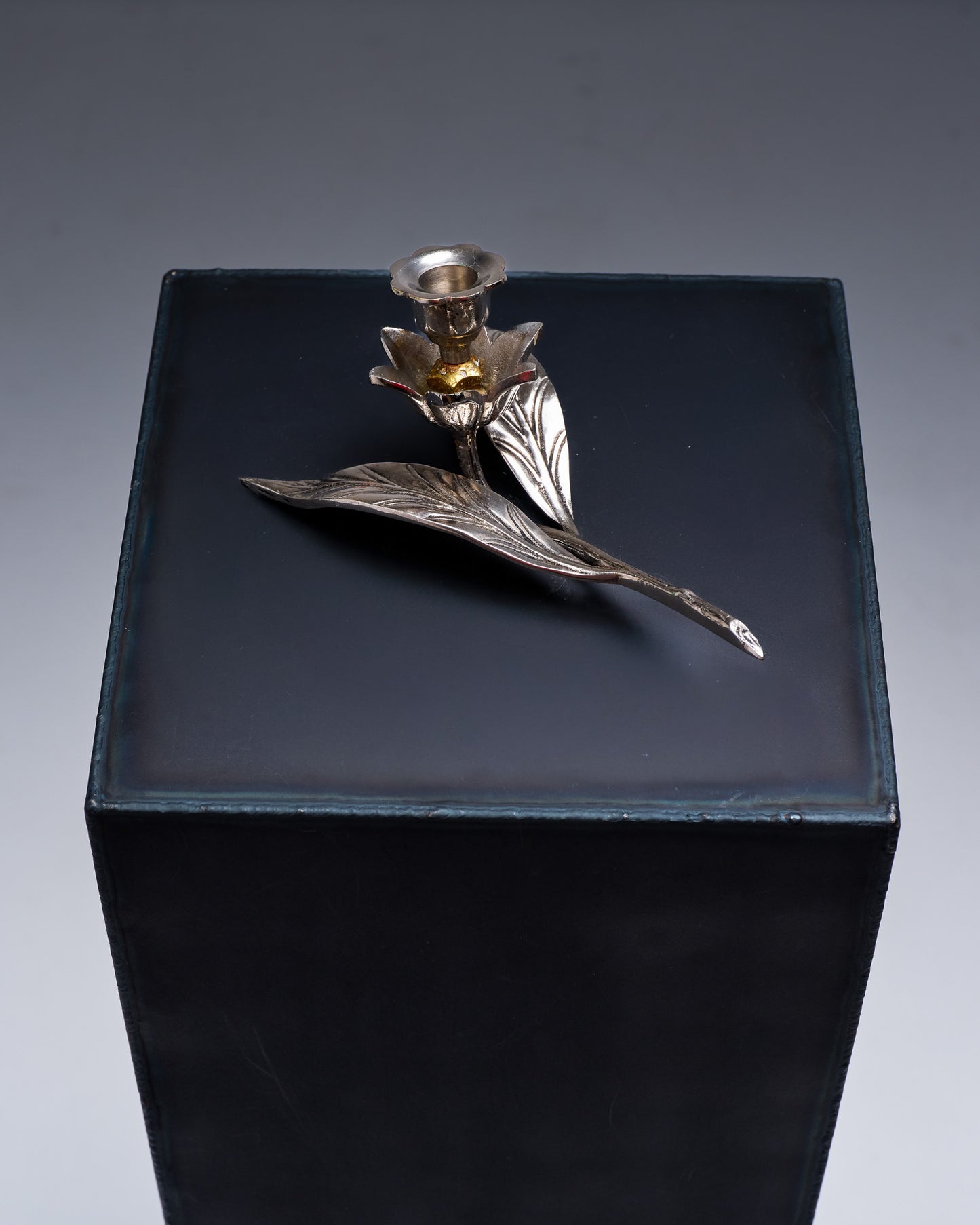 BOUGEOIR / CENDRIER FLORAL EN MÉTAL ARGENTÉ, 1970s