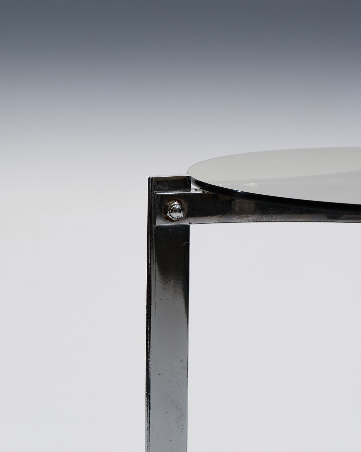 TABLE D'APPOINT EN MÉTAL ET VERRE, 1970s