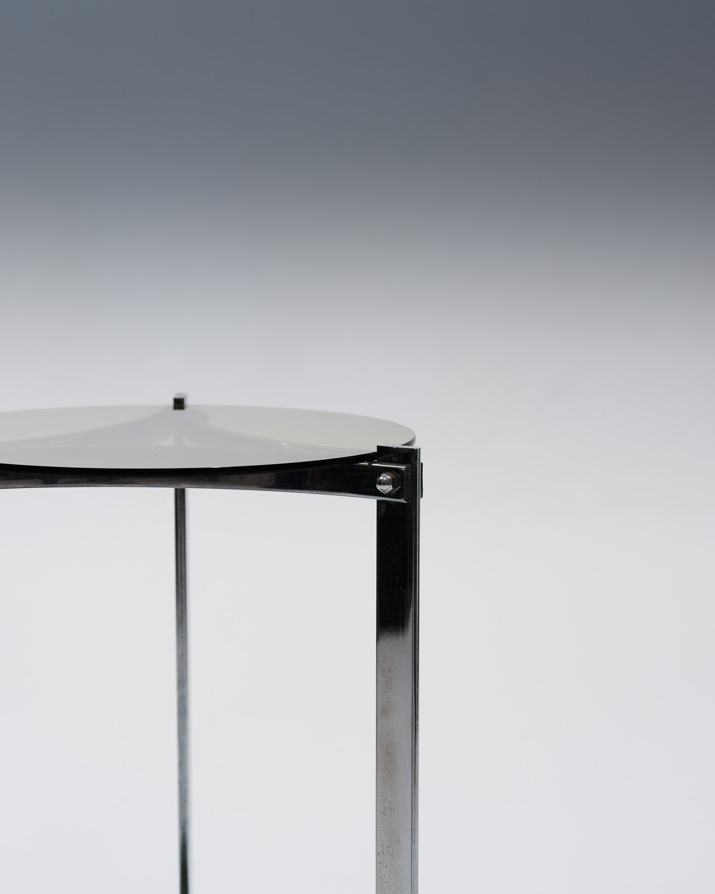 TABLE D'APPOINT EN MÉTAL ET VERRE, 1970s