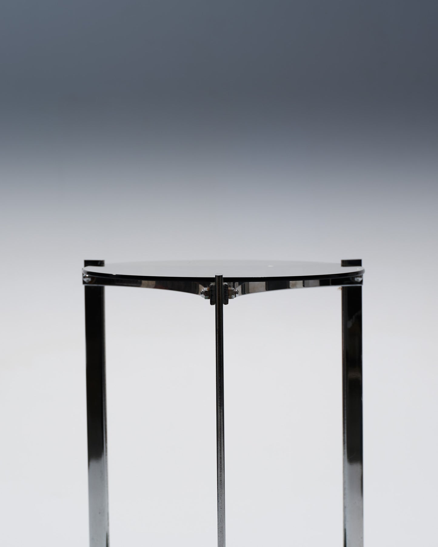 TABLE D'APPOINT EN MÉTAL ET VERRE, 1970s