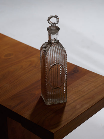 1 square glass carafe with twisted stopper