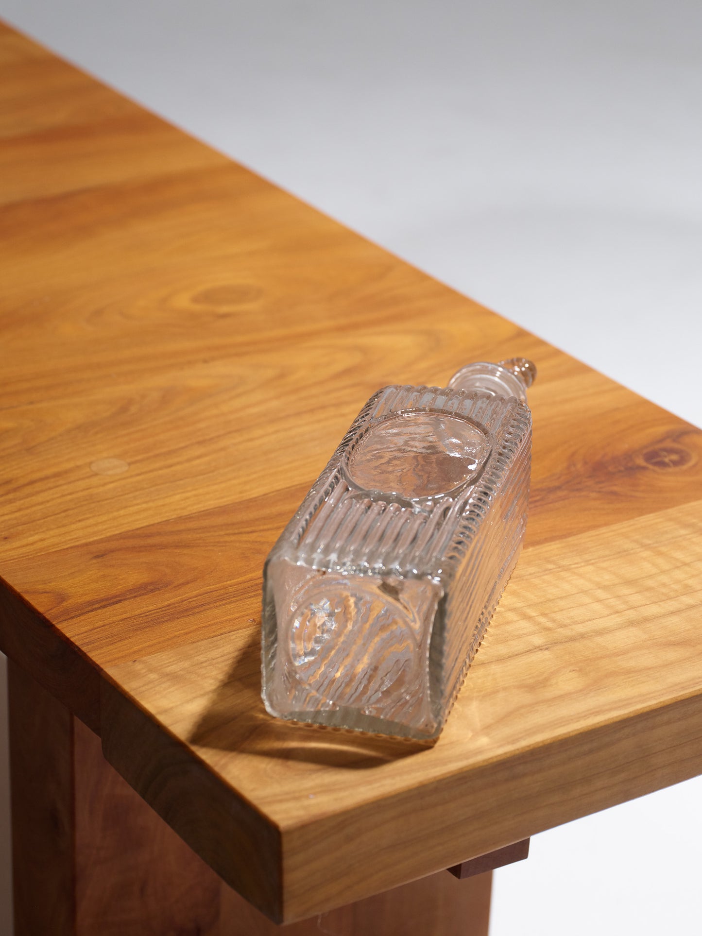 1 square glass carafe with twisted stopper