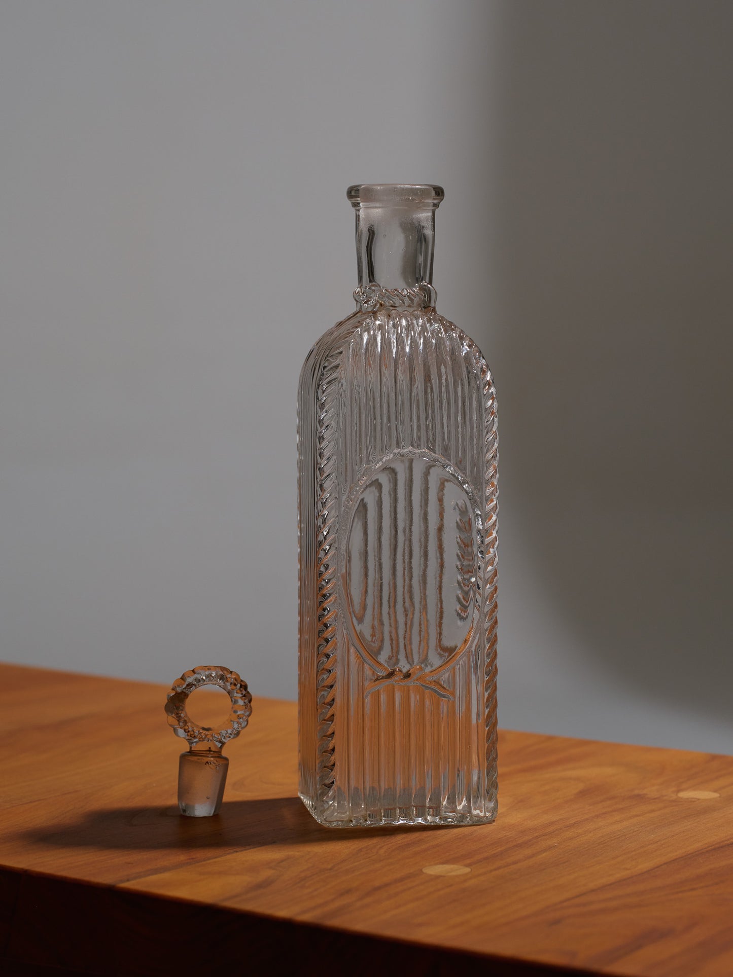 1 square glass carafe with twisted stopper