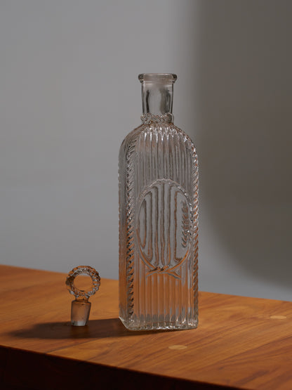 1 square glass carafe with twisted stopper