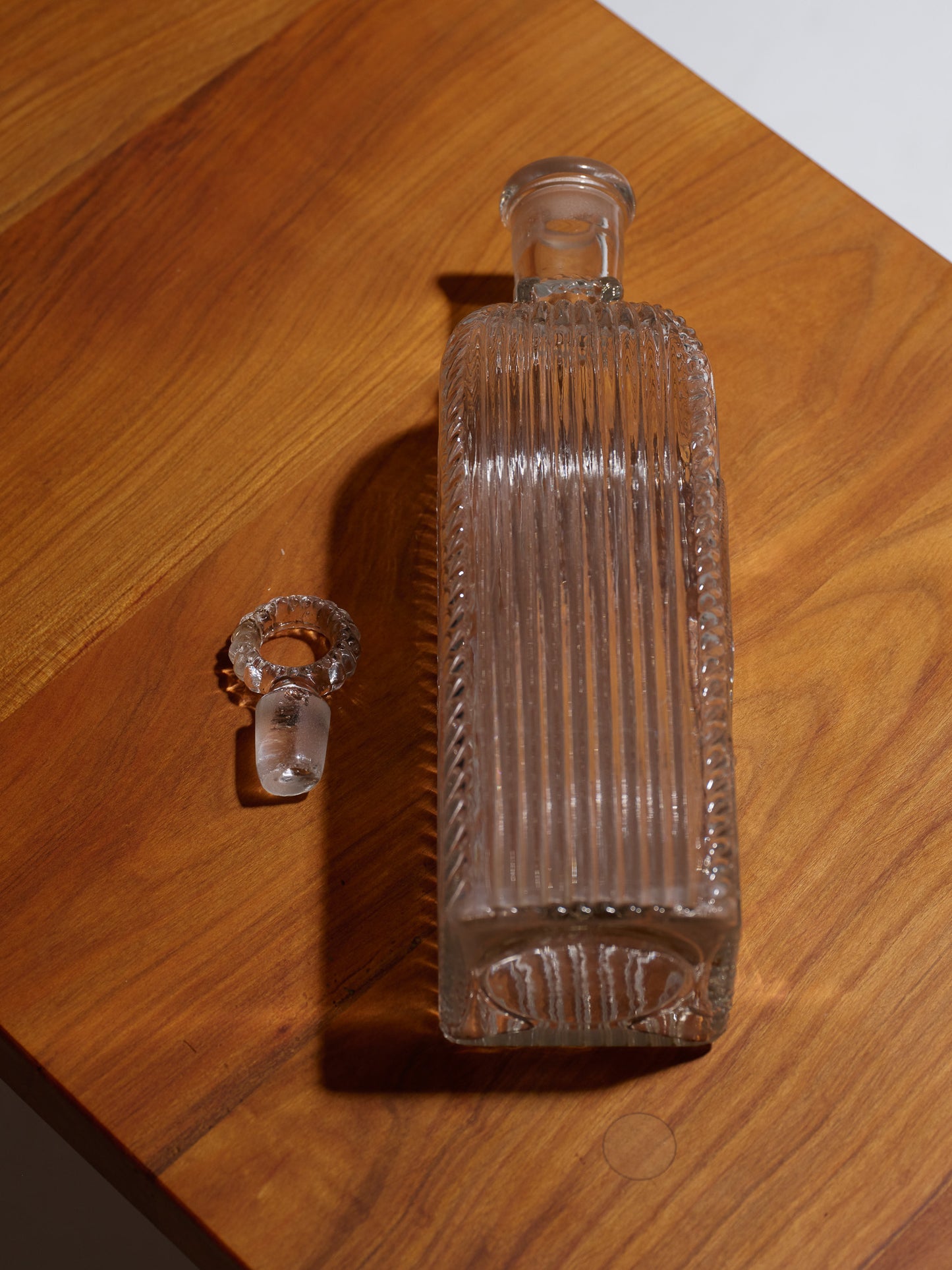 1 square glass carafe with twisted stopper