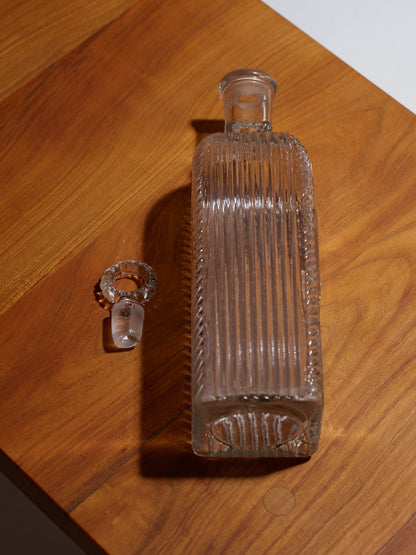 1 square glass carafe with twisted stopper