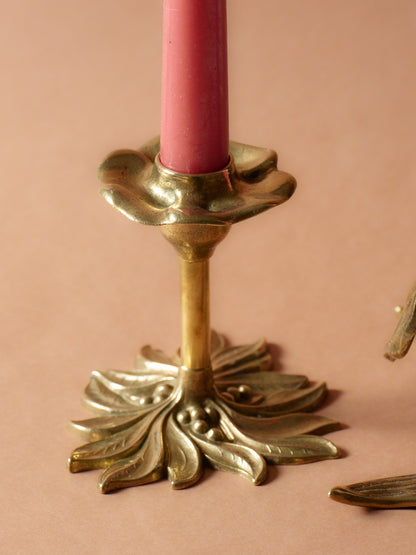 LOT 2 BOUGEOIRS EN LAITON, DÉCOR FLORAUX, 1960s