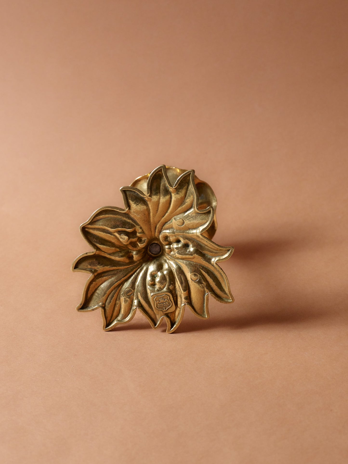 LOT 2 BOUGEOIRS EN LAITON, DÉCOR FLORAUX, 1960s