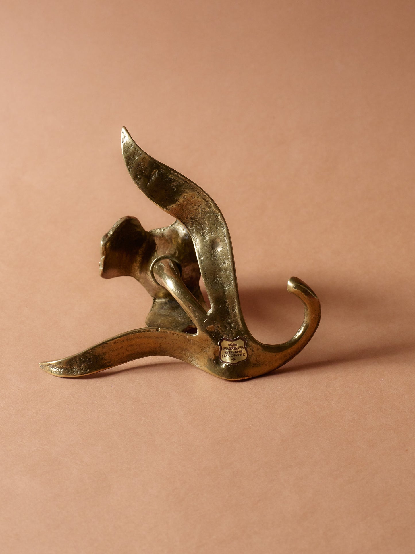 LOT 2 BOUGEOIRS EN LAITON, DÉCOR FLORAUX, 1960s