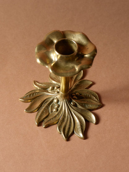 LOT 2 BOUGEOIRS EN LAITON, DÉCOR FLORAUX, 1960s