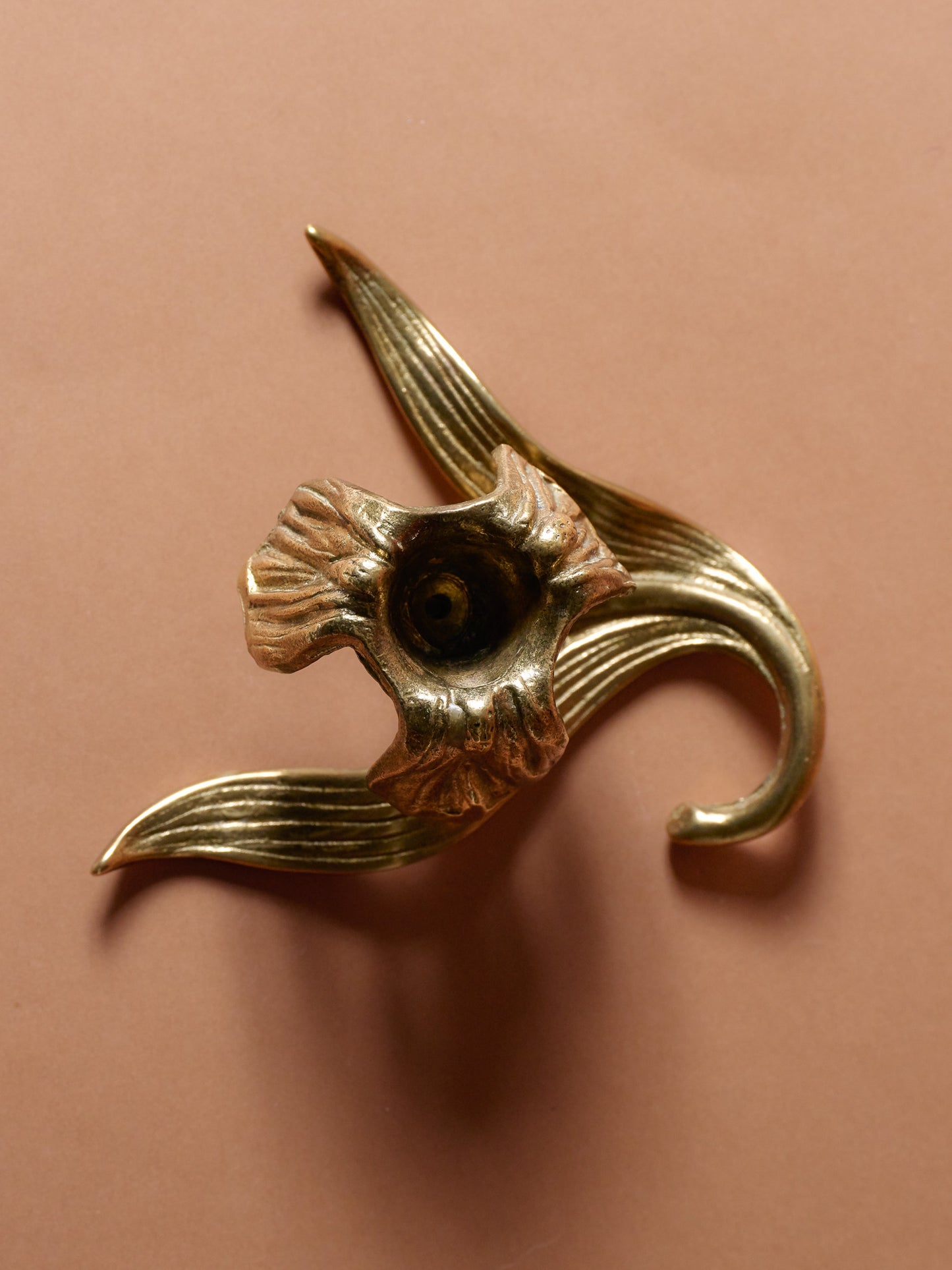 LOT 2 BOUGEOIRS EN LAITON, DÉCOR FLORAUX, 1960s